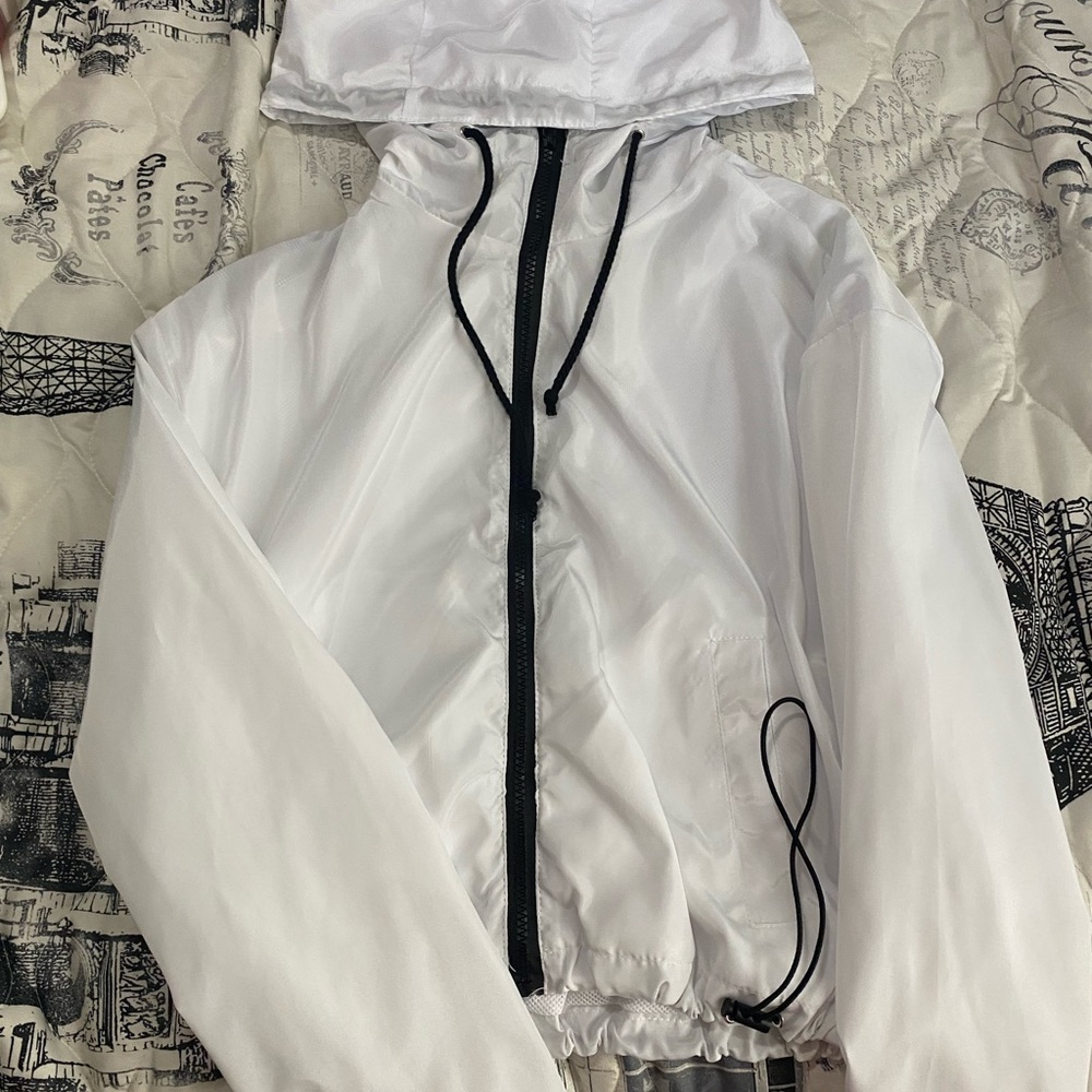 Size m white windbreaker.
